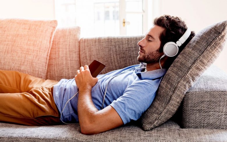 Tidur Dengan Radio Menyala Memberi Relaksasi Bagian 1